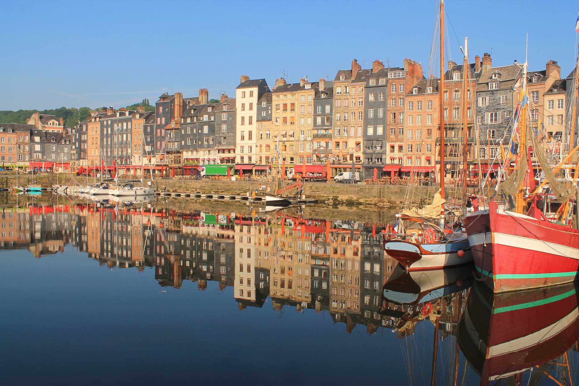 reflet eau bateaux honfleur hotel le cheval blanc